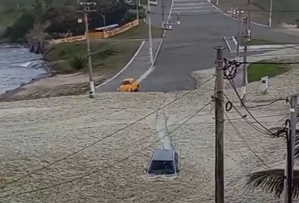 Orla de Saquarema é invadida por espuma do mar que cobriu arte e ruas da cidade