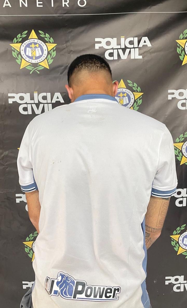 Polícia prende traficante em flagrante na Praia Campista em Macaé após denúncia anônima