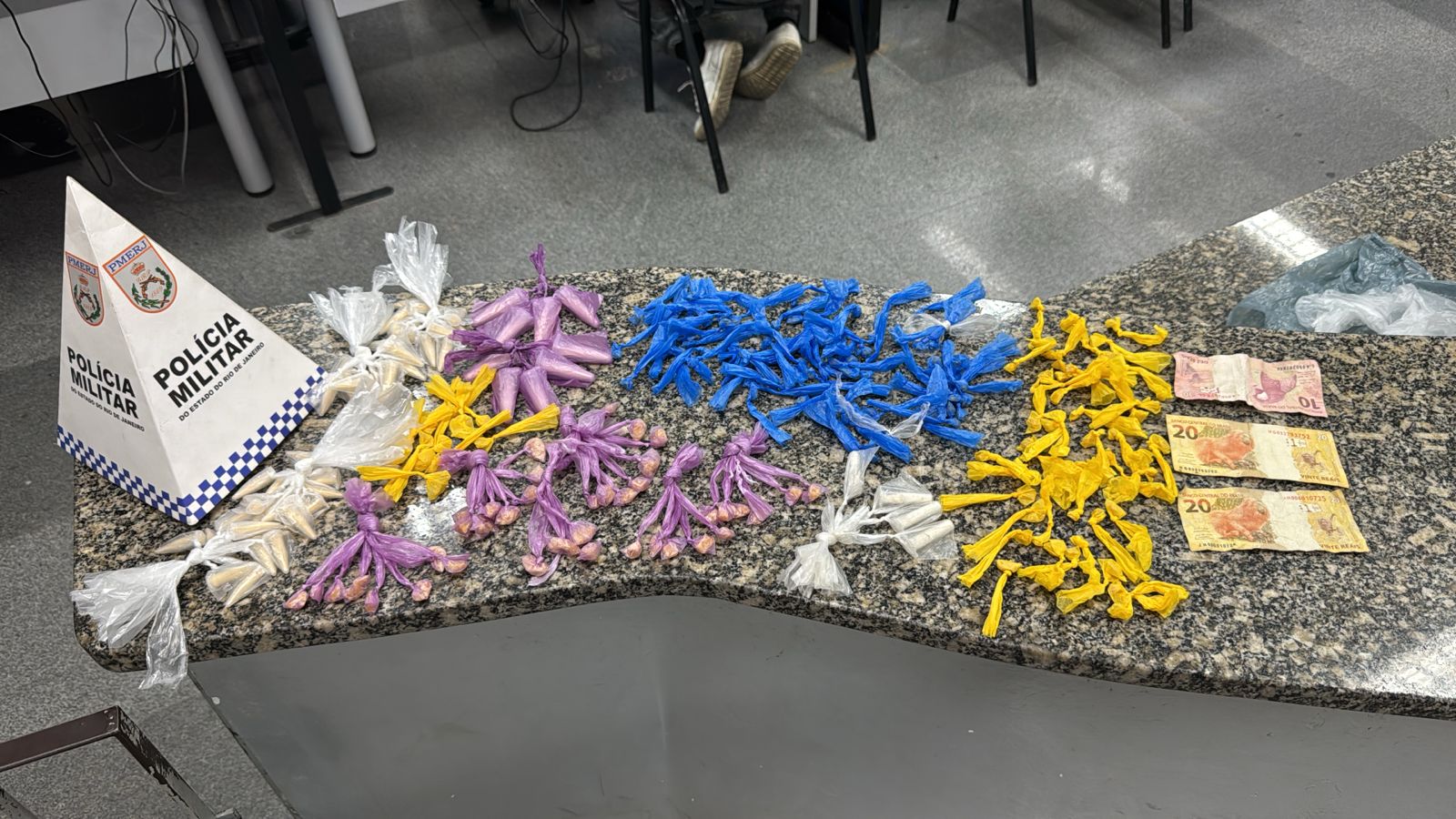 Três presos e um menor apreendido por envolvimento com tráfico em Macaé