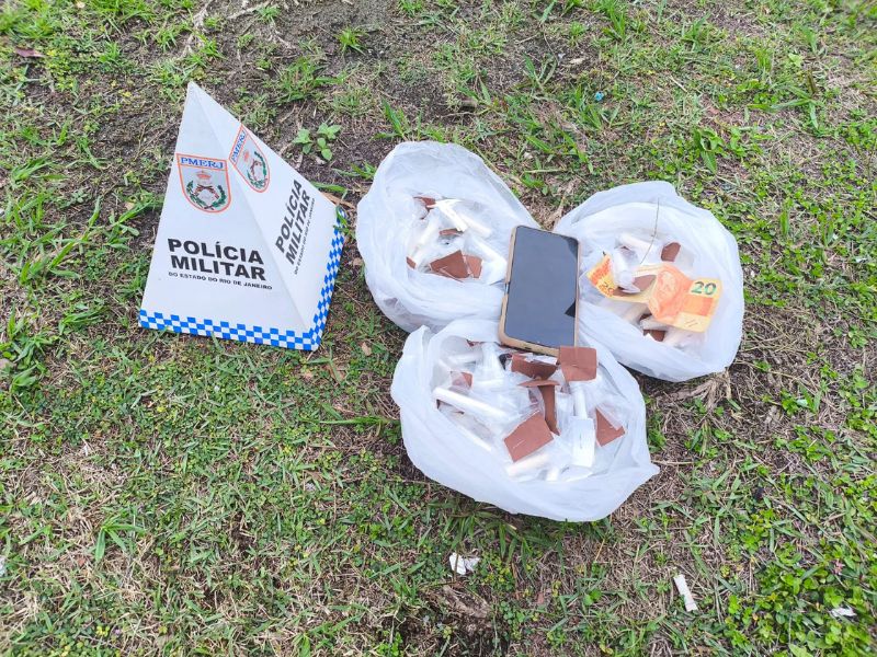 Denúncia anônima pela PM a prender homem suspeito de vender drogas em Rio das Ostras