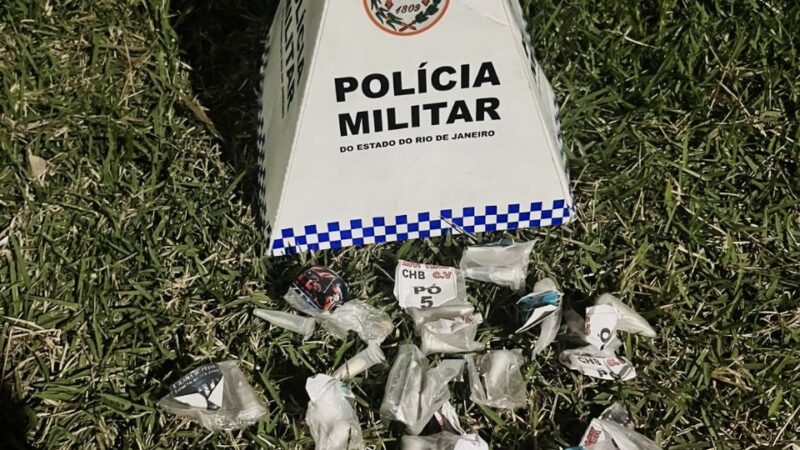Dupla é flagrada com drogas em carro e acaba presa em Macaé