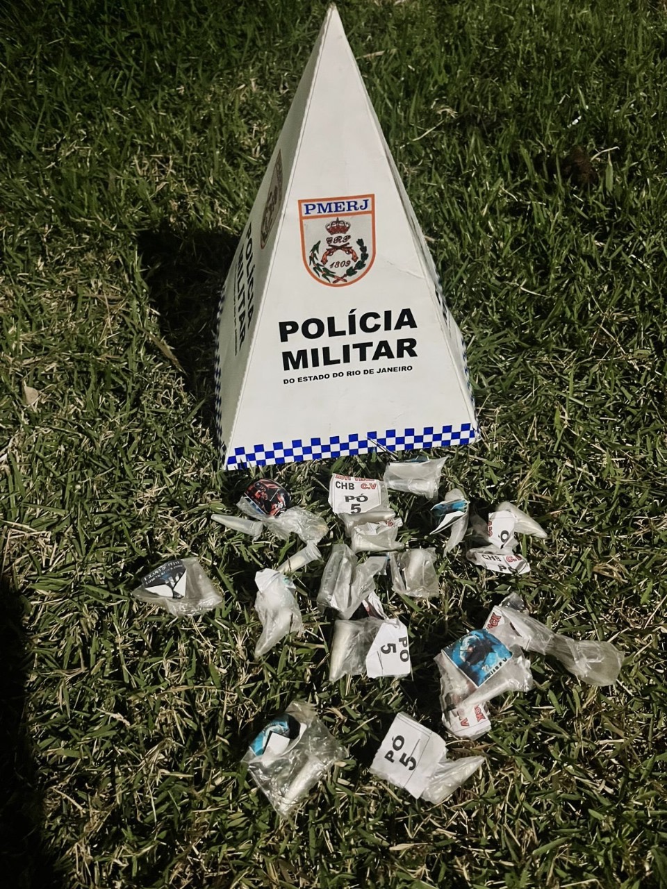 Dupla é flagrada com drogas em carro e acaba presa em Macaé