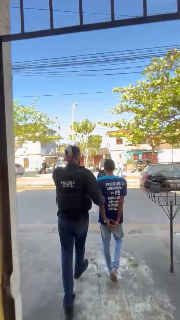 Polícia encontra drogas e adesivos do CV em casa de suspeitos no Parque Aeroporto em Macaé