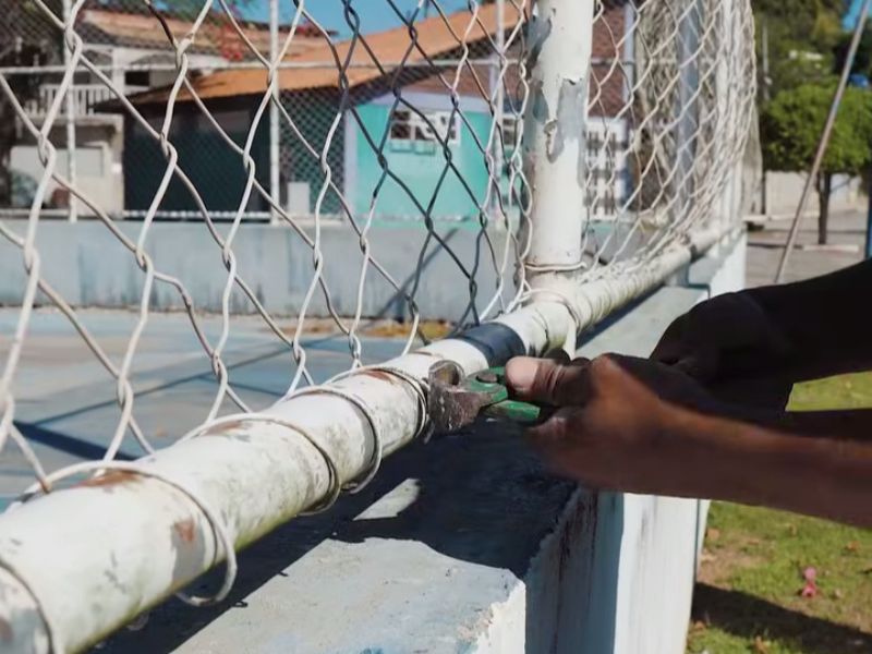 Quadra poliesportiva em Silva Jardim começa a receber ações de revitalização