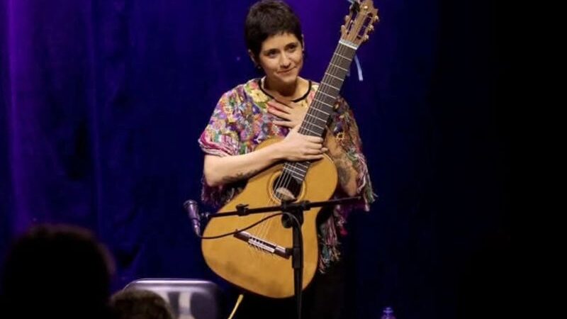 Cantora Luísa Lacerda aposta em brasilidades em show em Rio das Ostras