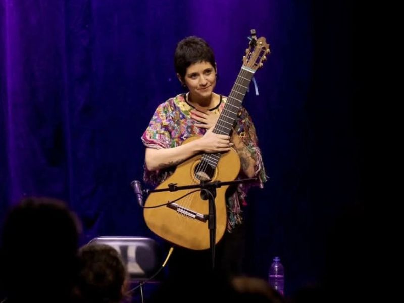 Cantora Luísa Lacerda aposta em brasilidades em show em Rio das Ostras
