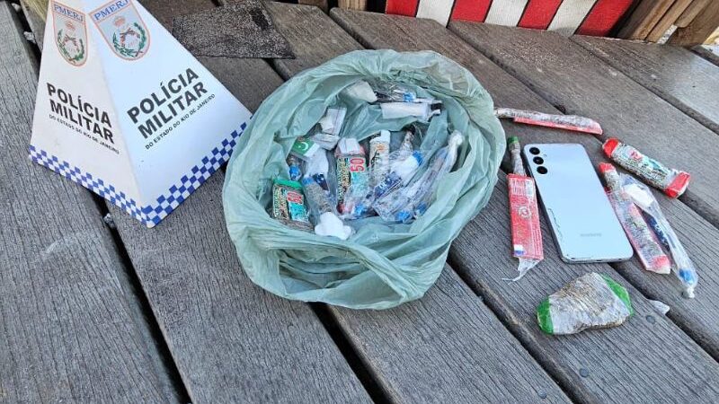 Ação da PM prende 4 suspeitos de vender drogas na praia em Rio das Ostras
