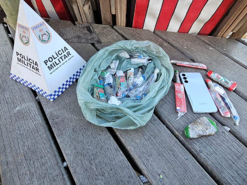 Ação da PM prende 4 suspeitos de vender drogas na praia em Rio das Ostras