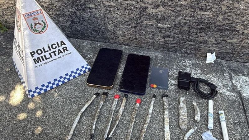 Polícia prende 2 homens com drogas em ação em bairro de Rio das Ostras