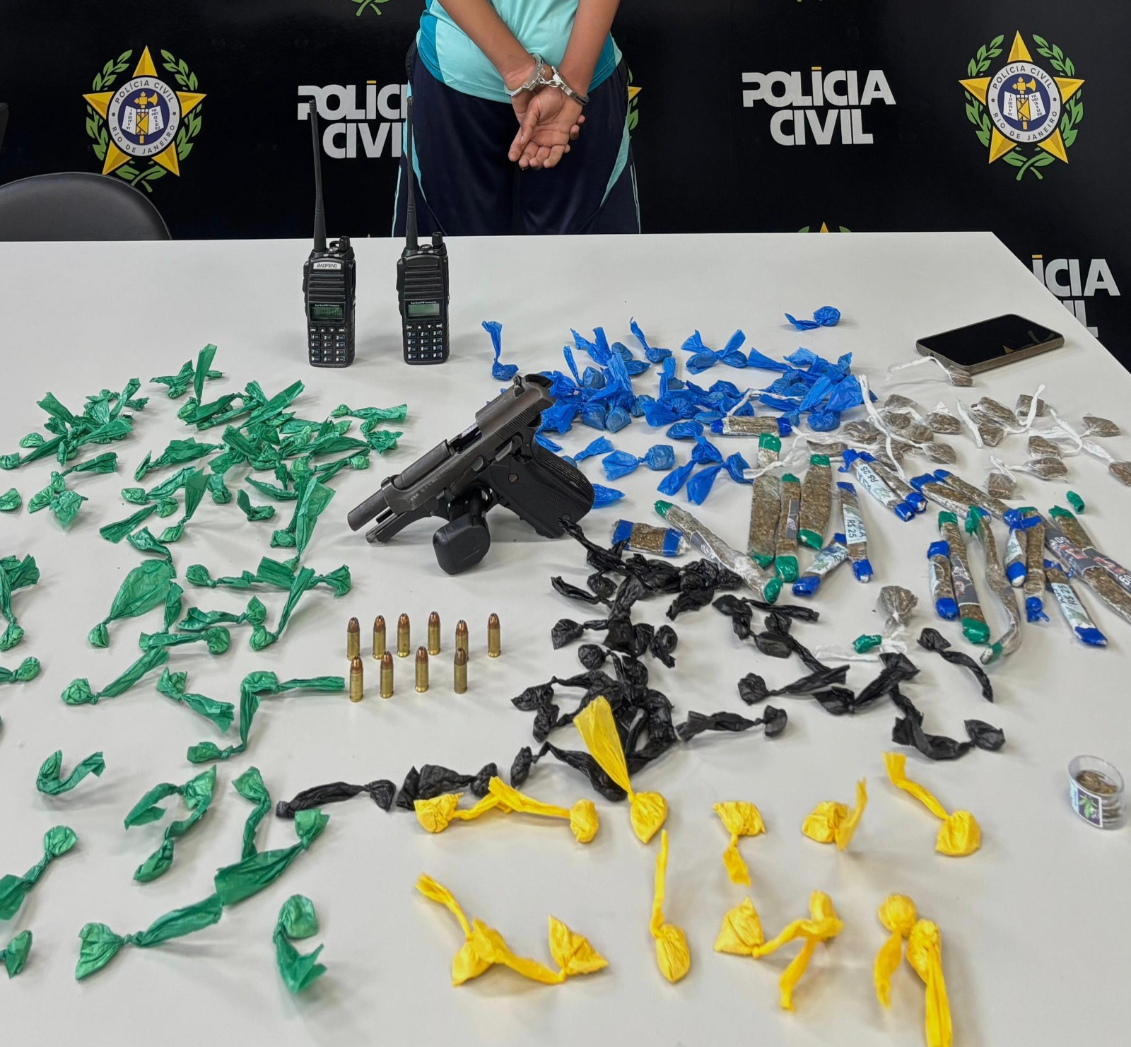 Menor armado é apreendido com drogas em Macaé