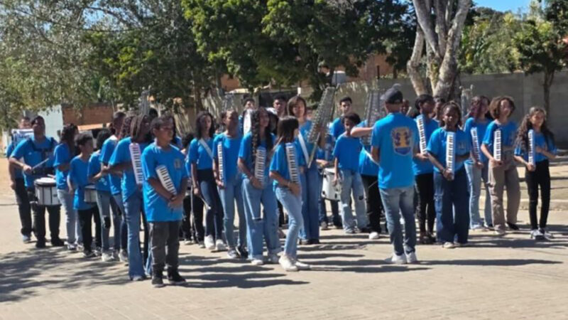 Rotary Club doa novos instrumentos musicais para banda de escola de Rio das Ostras