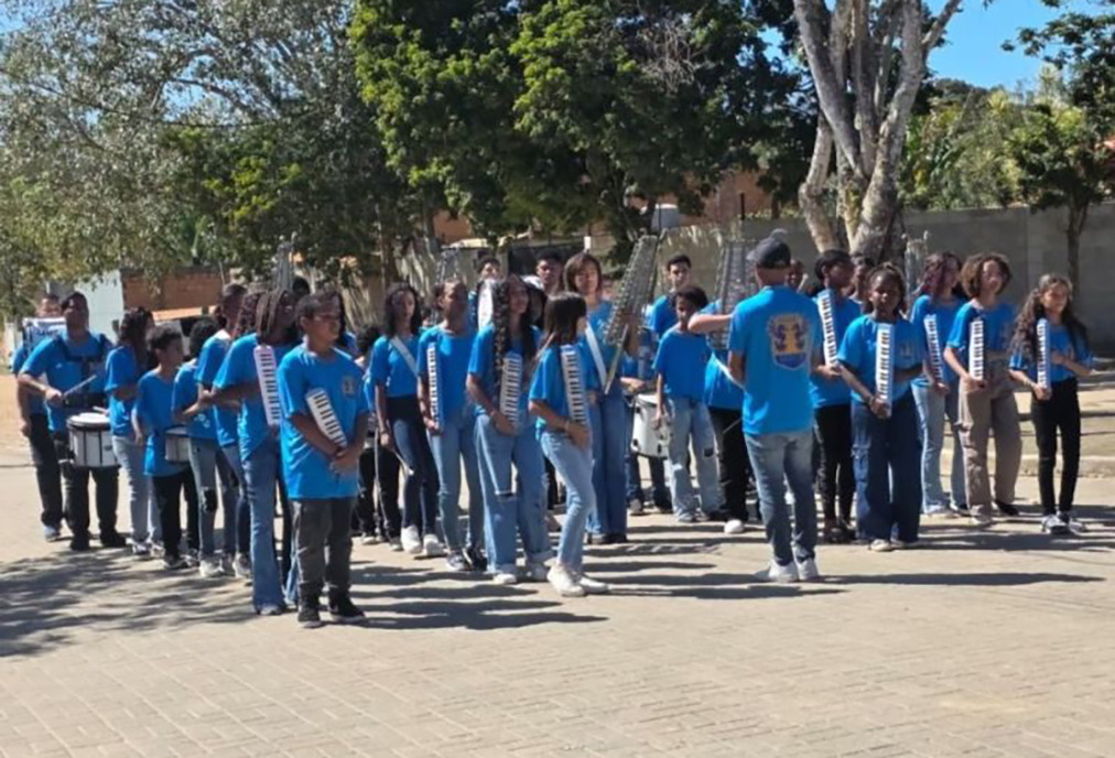 Rotary Club doa novos instrumentos musicais para banda de escola de Rio das Ostras