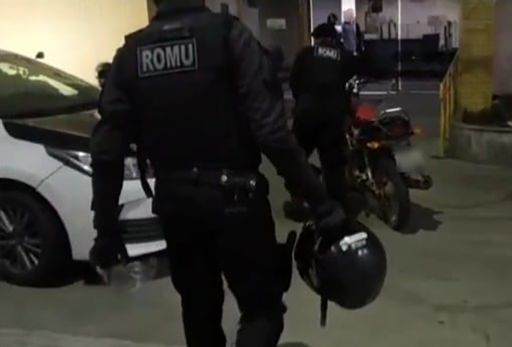 Guarda Civil de Cabo Frio intercepta trio em motocicleta e prende homem procurado pela Justiça