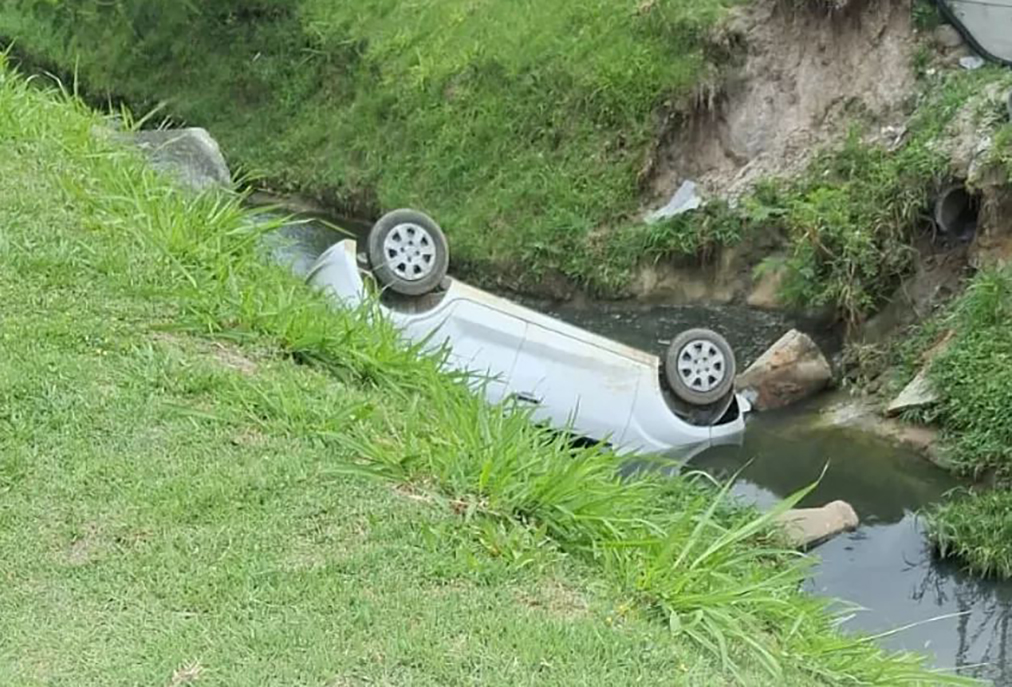 Equipes de emergência são acionadas após queda de automóvel em canal na Região dos Lagos