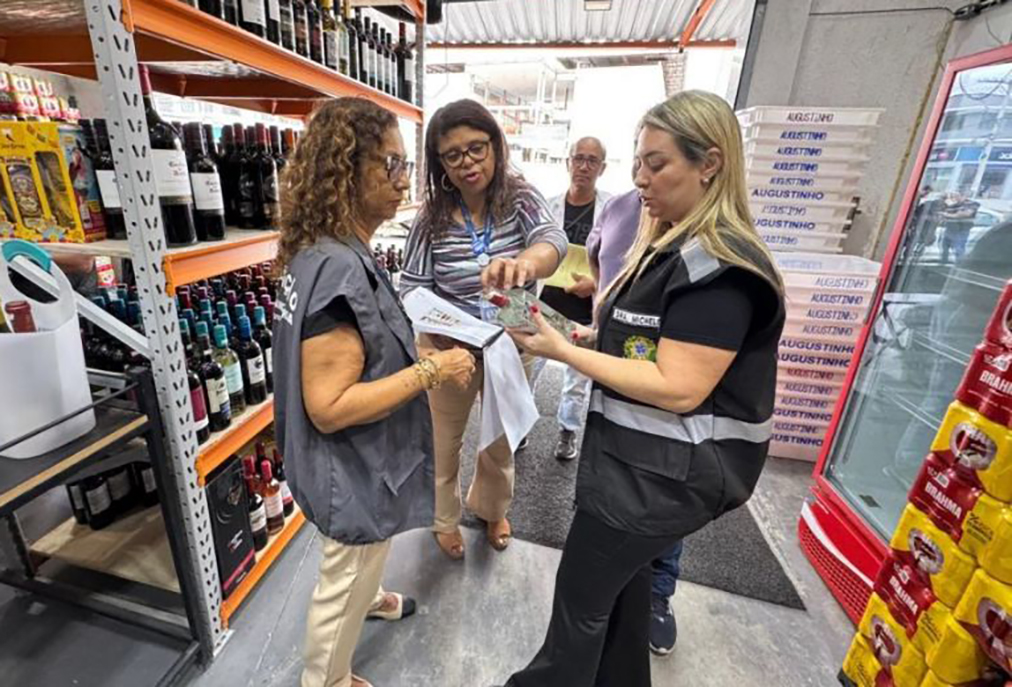 Operação contra bebidas adulteradas visa impedir intoxicação por metanol em Rio das Ostras