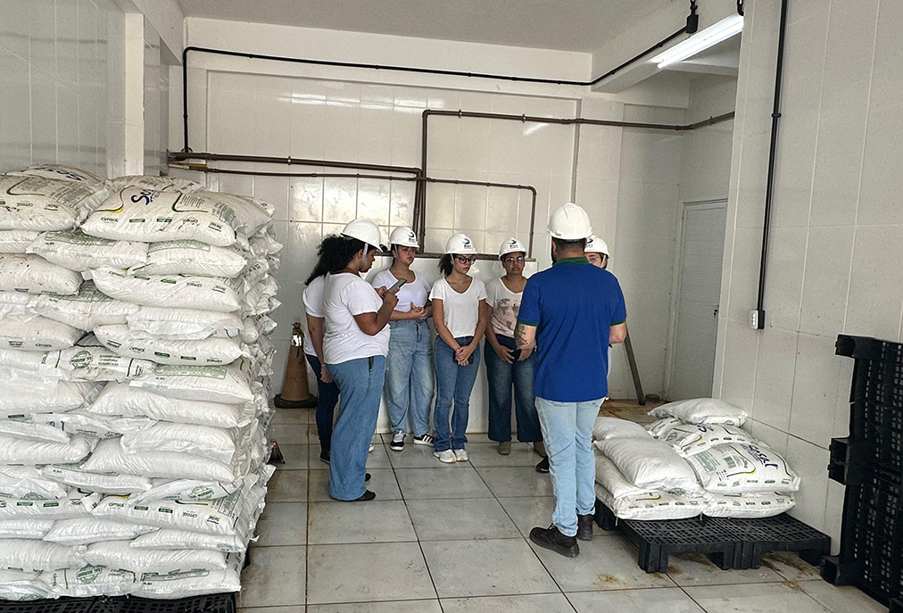 Universitários da UFF de Rio das Ostras visitam ETA de Rio Dourado