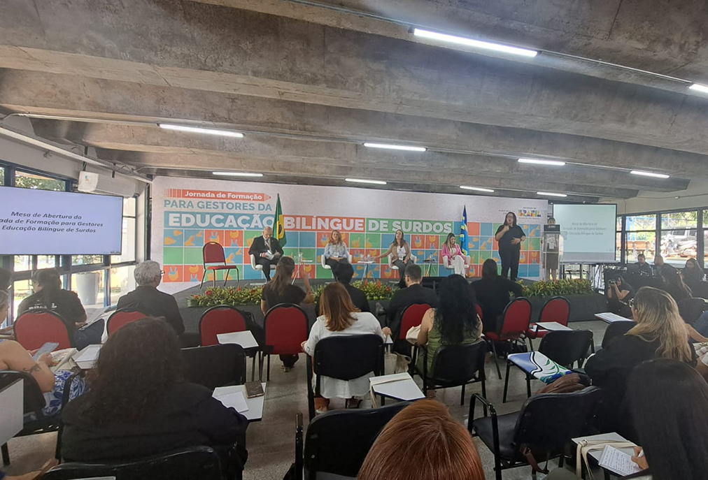 Cabo Frio marca presença em evento nacional sobre educação bilíngue para surdos