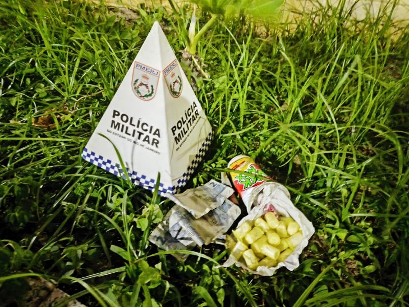 Polícia apreende drogas e prende homem em frente às casinhas do Bosque Azul
