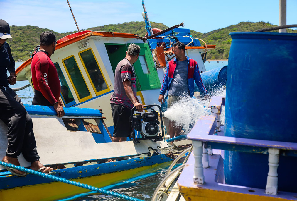 Cabo Frio: Canal do Itajuru volta à normalidade após remoção de barco afundado