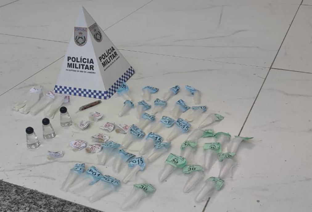 Patrulha da PM em Casimiro de Abreu encontra sacola de drogas abandonada