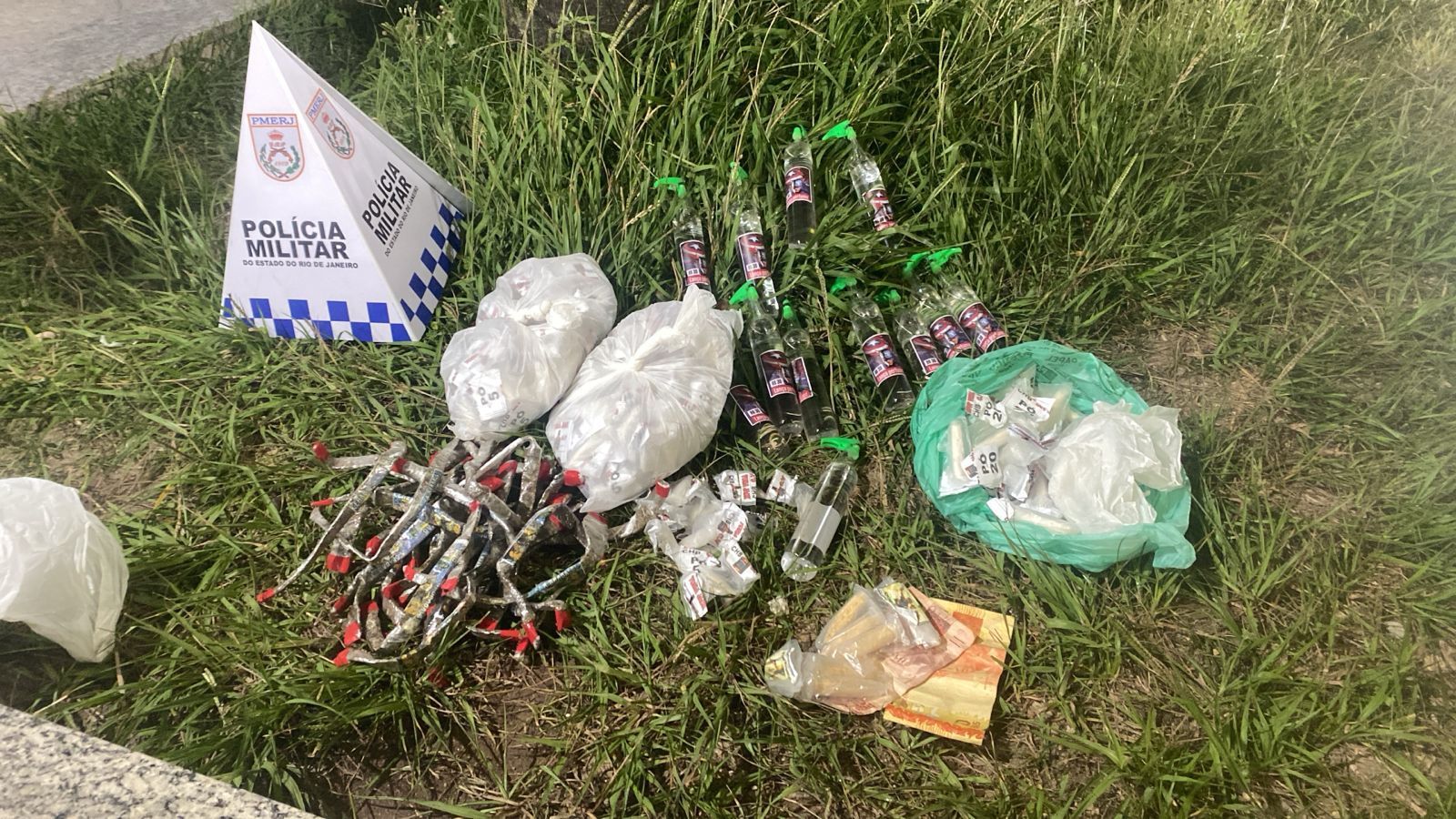 Menor é flagrado com mais de 370 pinos de cocaína e outras drogas em Macaé