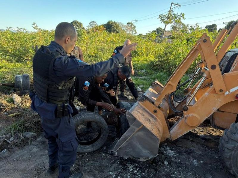 Policiais fazem operação com trator para retirada de barricadas em Rio das Ostras