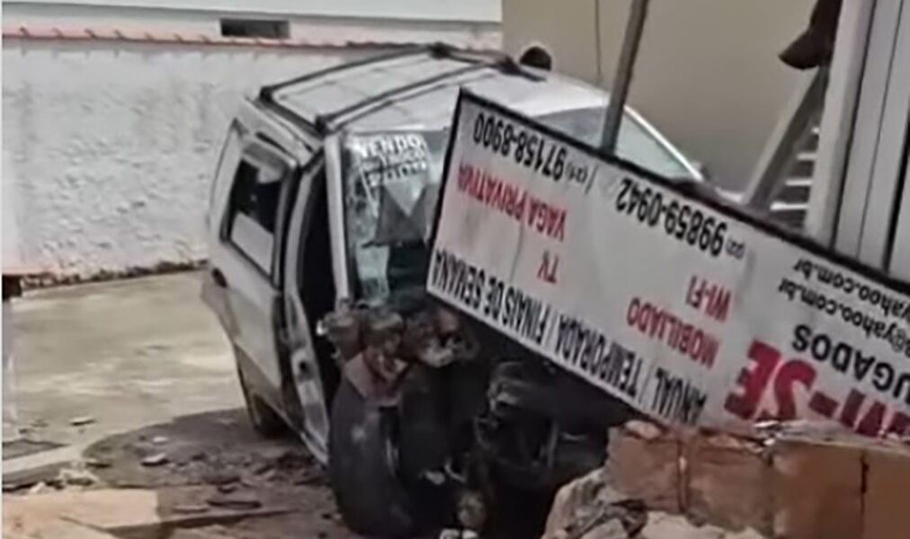 Duas pessoas ficam feridas em batida forte de um carro contra um muro em Saquarema