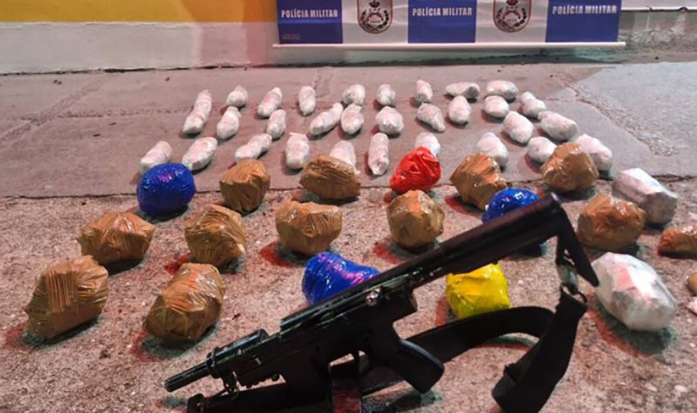 Polícia prende mulher em flagrante levando R$ 38 mil em drogas e arma para Saquarema