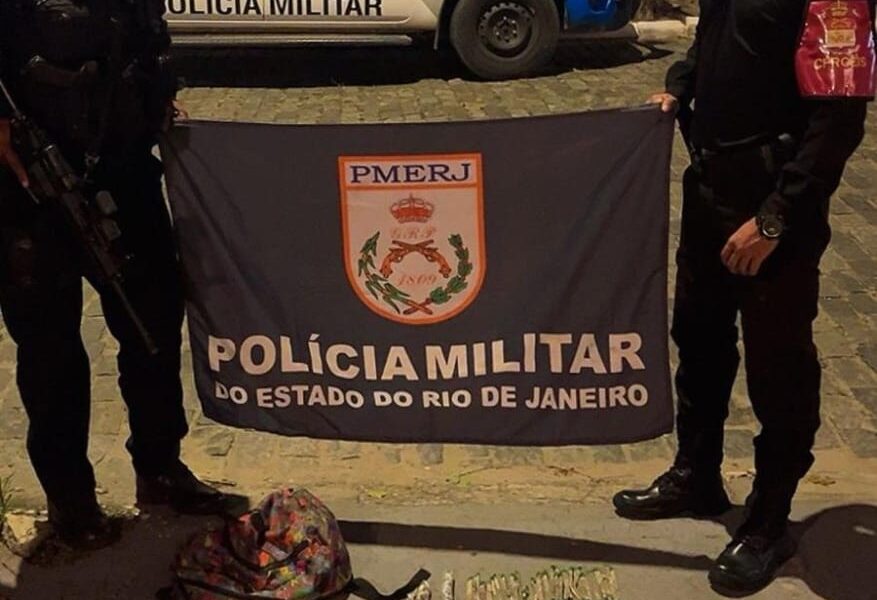 Denúncia leva à apreensão de maconha e anotações do tráfico em Arraial do Cabo