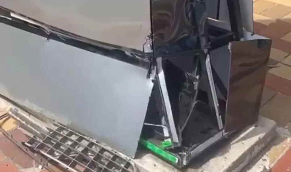 Motorista atinge totem e deixa local sem prestar contas em Cabo Frio