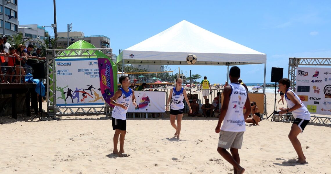 Torneio internacional simbólico de altinha movimenta a Praia dos Cavaleiros em Macaé
