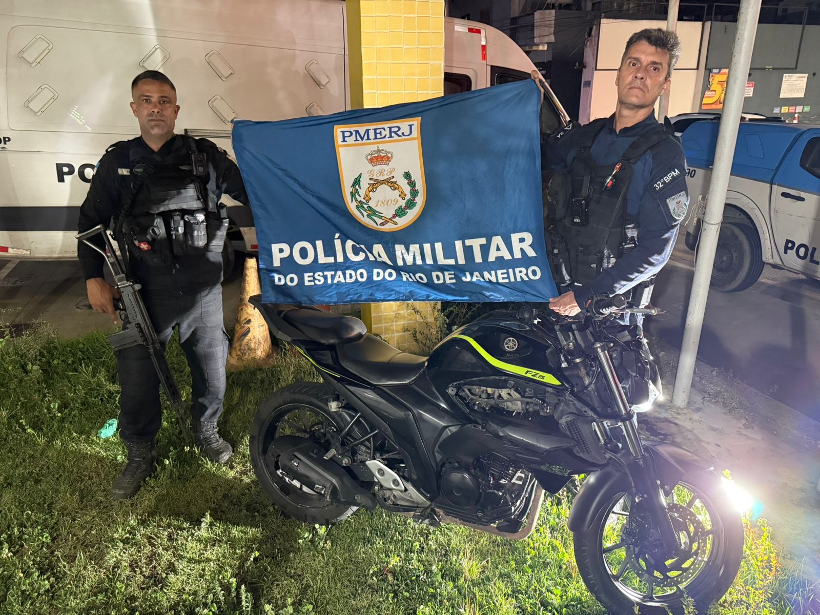 Suspeito foge após colidir com muro e abandonar moto sem placa em Macaé