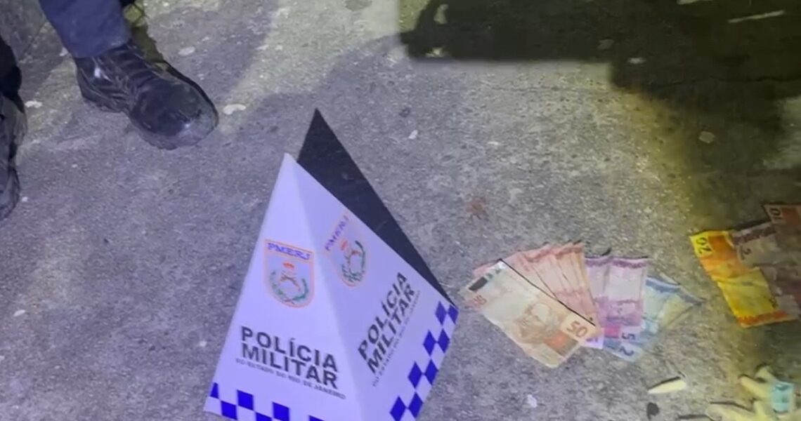 Polícia frustra fuga de suspeitos em moto sem placa e apreende drogas na Favela da Linha em Macaé
