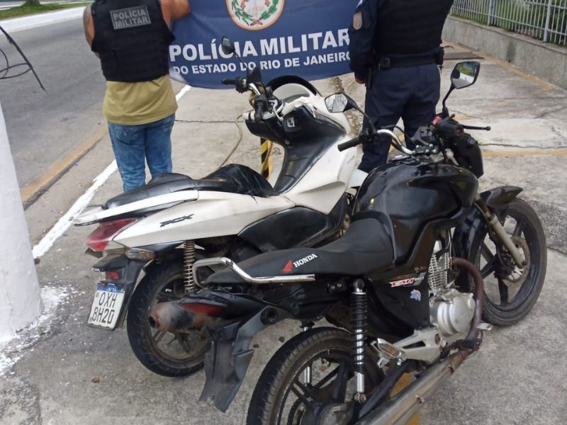 Operação da PM em Rio das Ostras termina com 2 homens presos e drogas e motos apreendidas