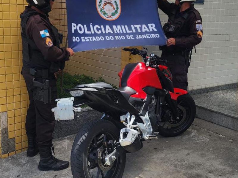 Homem conduzindo moto sem placa é preso em Rio das Ostras; ele não tinha capacete nem CNH