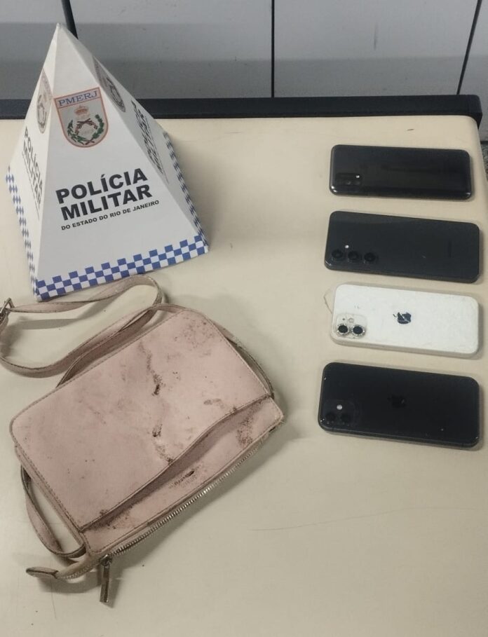 Celulares roubados são recuperados pela PM em área de mata em Campos