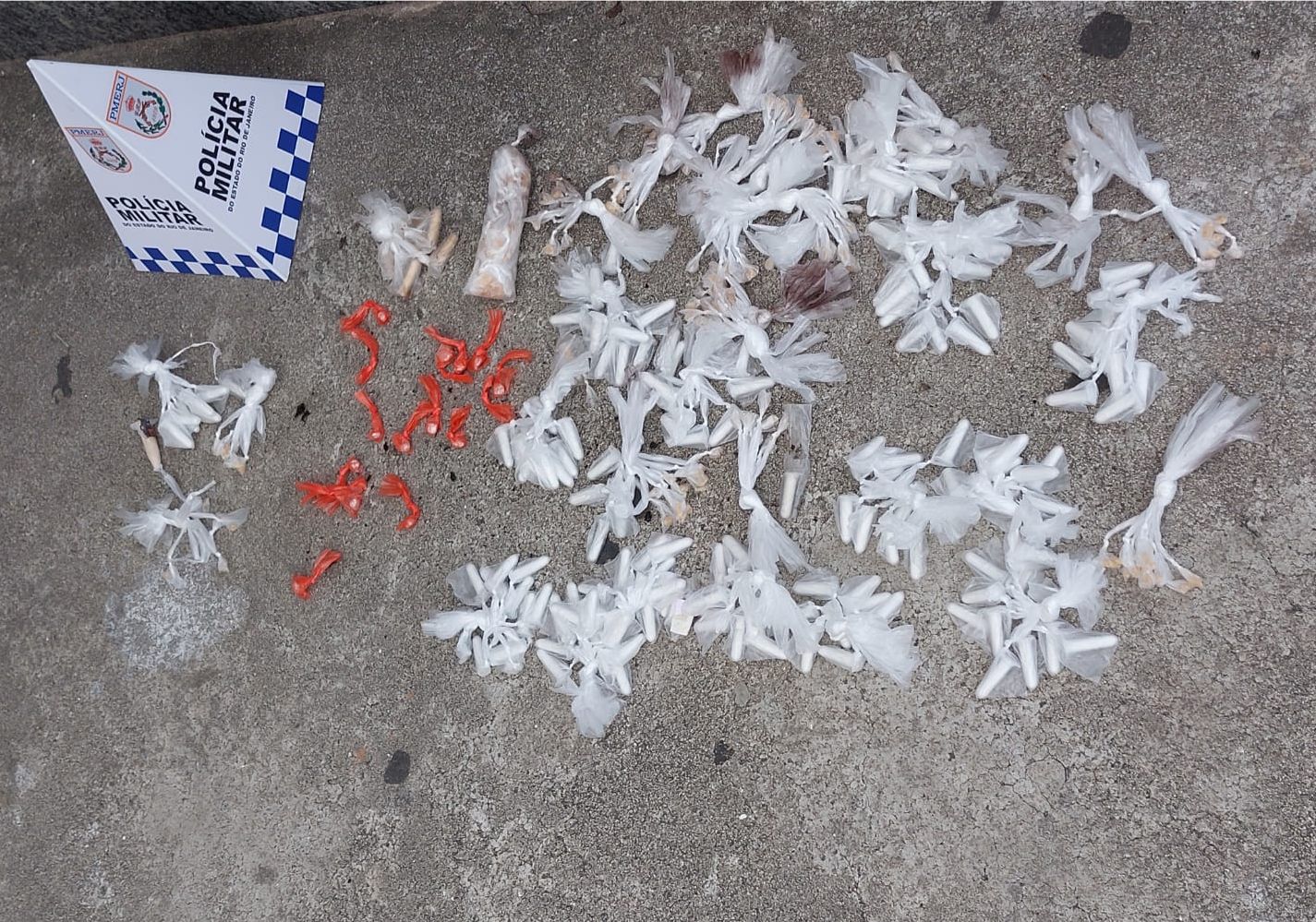 Ações da PM na noite dessa quinta (6) resultam em 3 prisões e apreensão de drogas em Rio das Ostras