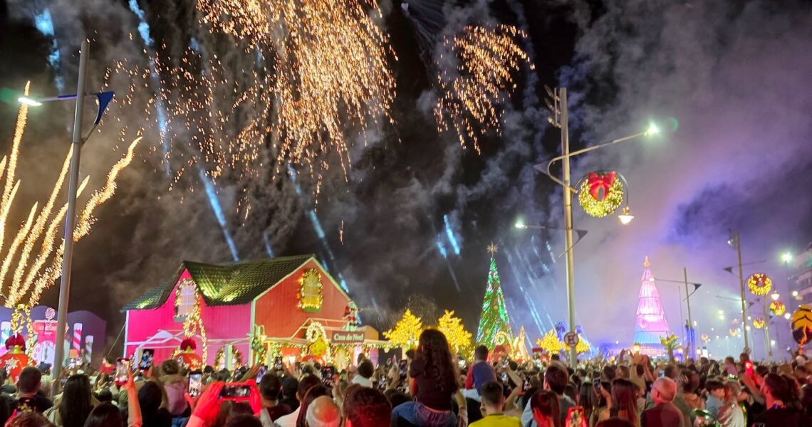 Pista de patinação e piano gigante marcam abertura do Natal Magia em Macaé