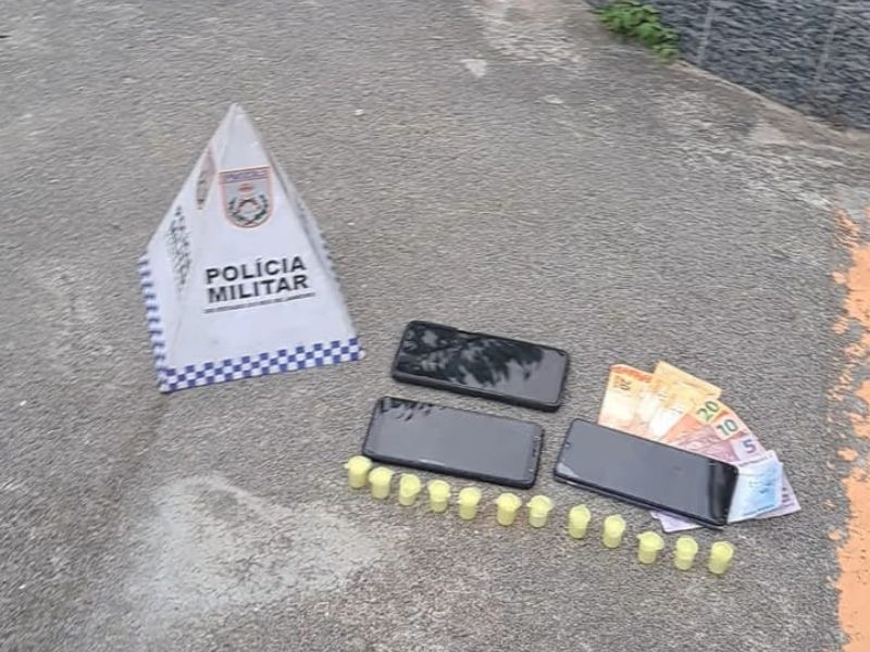 Polícia prende 4 pessoas por tráfico e apreende motocicleta em Rio das Ostras