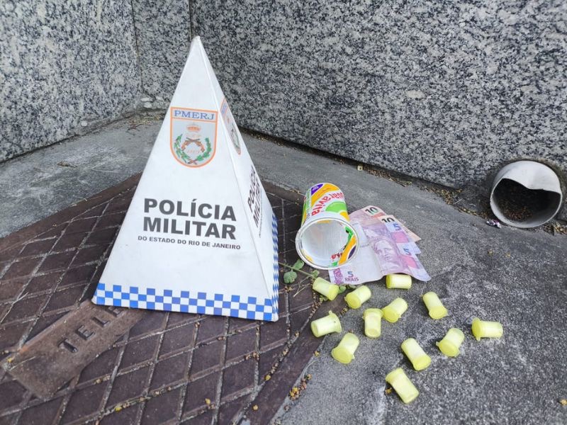 Homem é preso depois de tentar se livrar de copo de Guaravita com drogas em Rio das Ostras