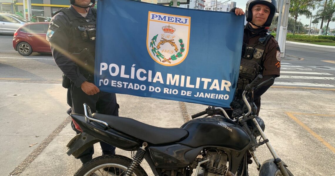 Motociclista sem capacete é abordado e polícia descobre moto roubada em Macaé