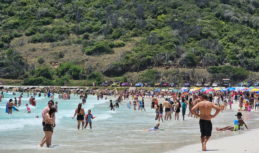 Arraial do Cabo tem feriado lotado, programação cultural e movimento recorde