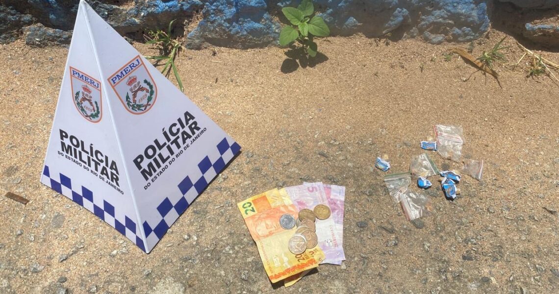 Polícia Militar intercepta suspeito e apreende crack no bairro Cajueiros