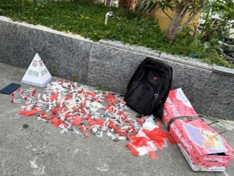 Polícia prende casal com sacolas de drogas durante ação em bairro de Rio das Ostras