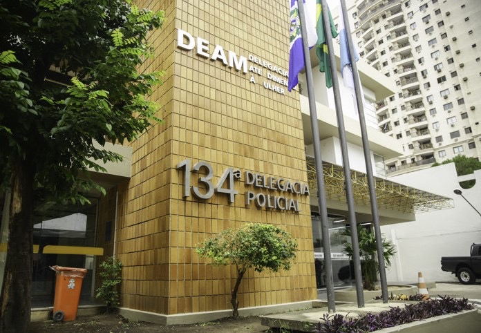 Denúncia leva à prisão de mulher por maus-tratos e violência doméstica em Campos