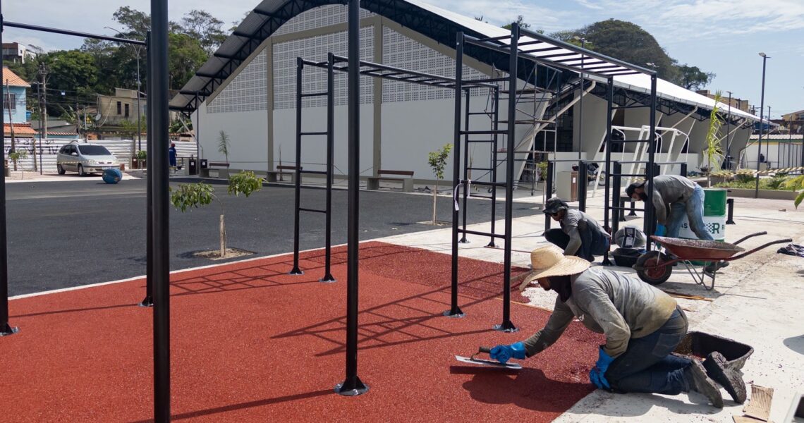 Quadra poliesportiva e vestiários recebem acabamento final na Praça do Servidor em Macaé