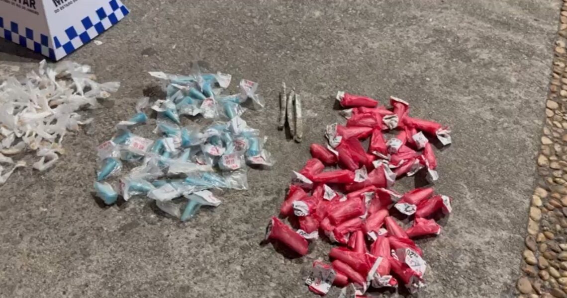 Em Macaé, GAT apreende mais de 100 porções de crack e cocaína em área de tráfico