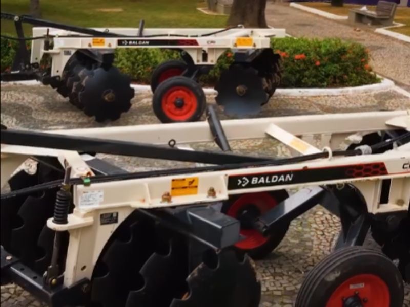 Silva Jardim melhora o serviço público com 2 tratores e uma ambulância 0km