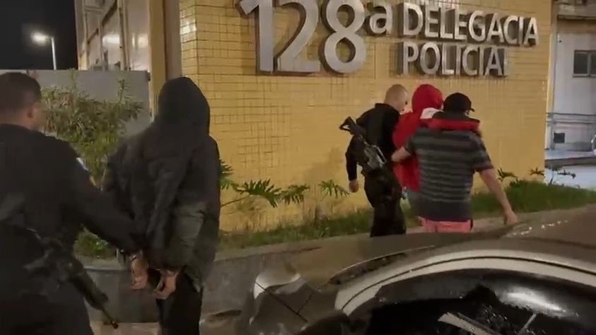 Dupla é flagrada com drogas e tenta fugir da PM no Lagomar