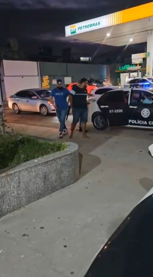 Traficante tenta enganar policiais engolindo drogas, mas é preso em Macaé